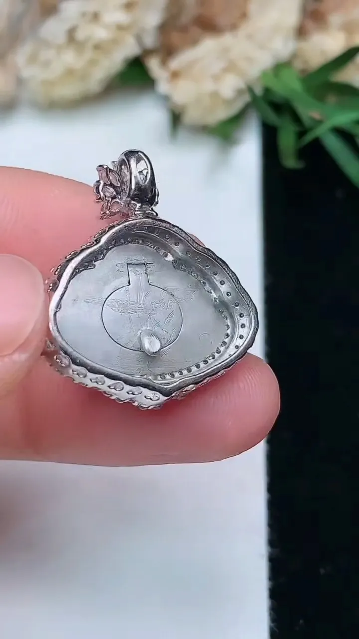 天然A货翡翠佛公吊坠，尺寸22.7-20.9-6.5，裸石11.6-16.8，重量:3.59g
11月28日