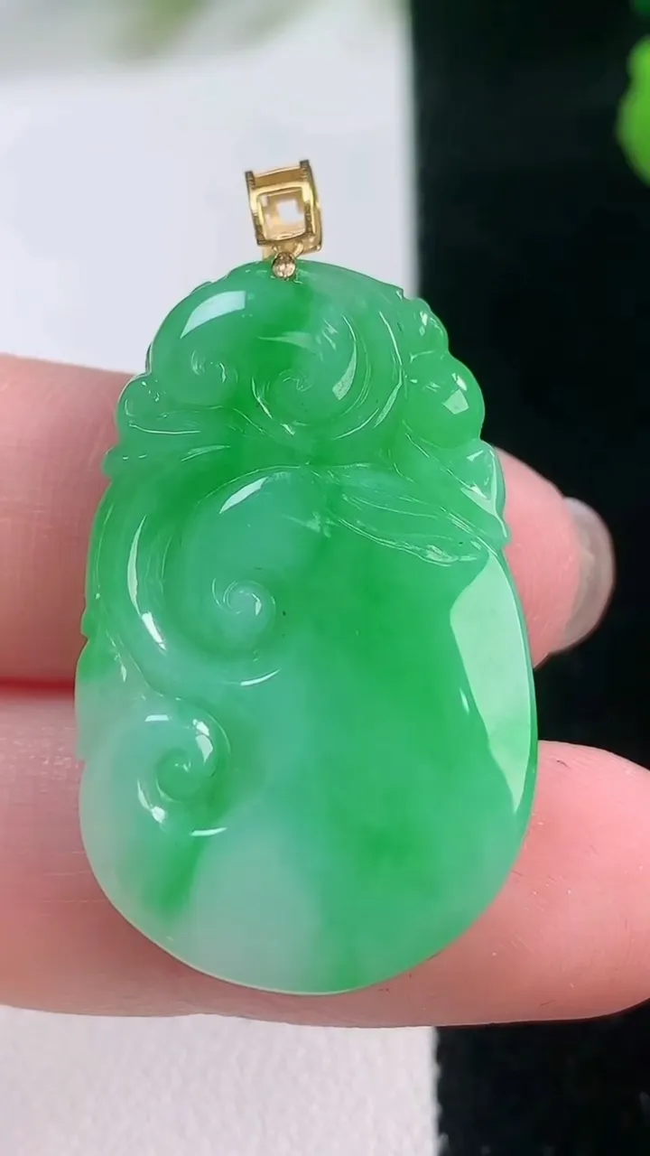 天然A货翡翠如意吊坠，尺寸32-20-5.9，重量:8.17g
11月28日