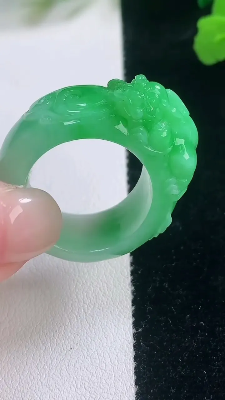 天然A货翡翠貔貅指环扳指，尺寸20.5-22-13-10.2，重量:16.03g2025年11月28日
工厂直销收藏佳品,种好水足，色泽均匀，有种有色，上手高大气！