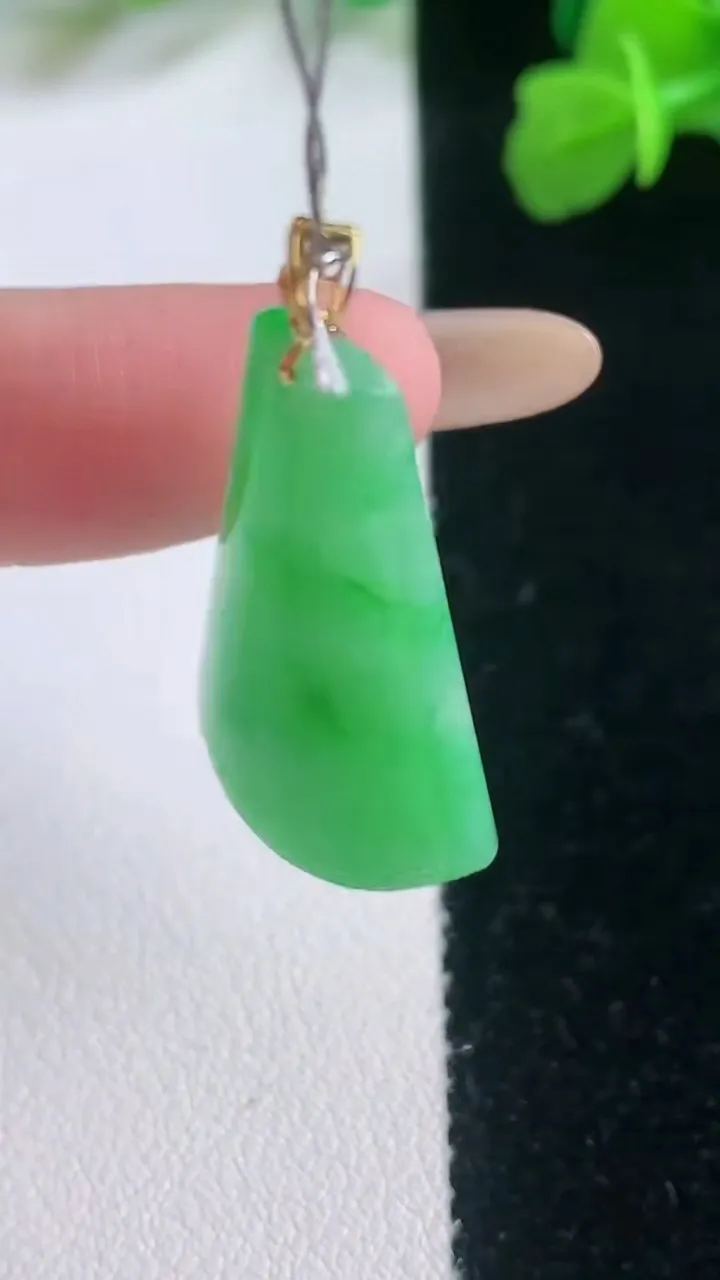 天然A货翡翠无事牌吊坠，尺寸32-18.6-5.2，重量:5.26g
11月28日