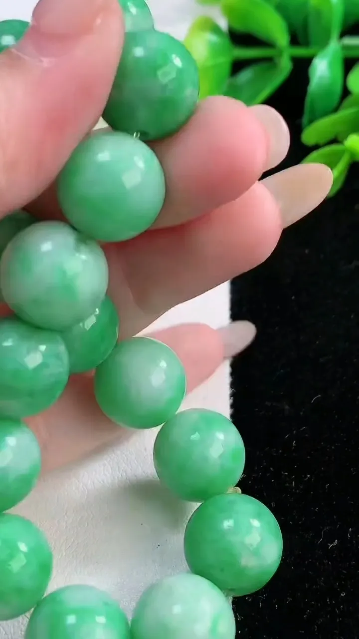 天然A货翡翠圆珠手串，尺寸 13.5-16 颗，重:67.47g11月28日
工厂直销收藏佳品,种好水足，色泽均匀，有种有色，上手高大气！
