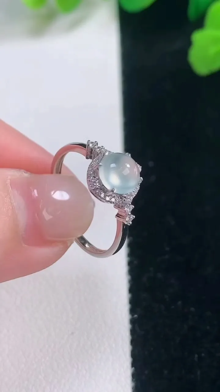 天然A货翡翠种白冰蛋面戒指，尺寸17.2-6-5.6，重量:1.71g2025年11月28日
工厂直销收藏佳品,种好水足，色泽均匀，有种有色，上手高大气！