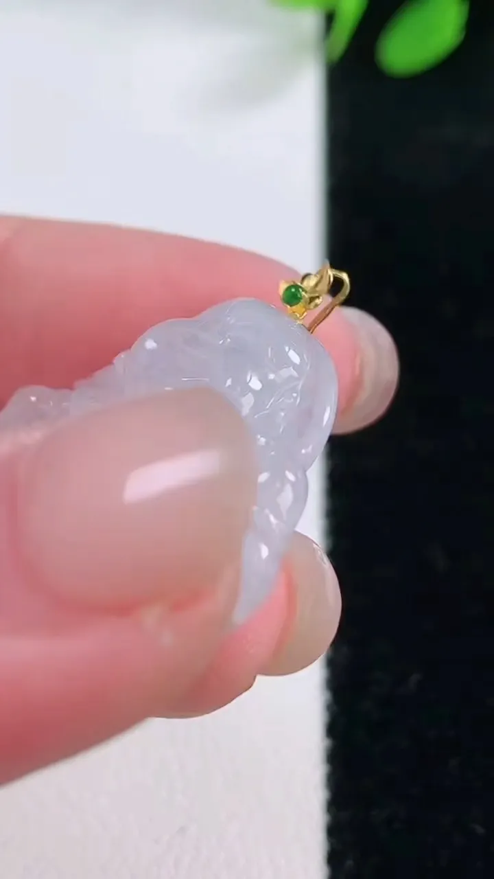 天然A货翡翠种白冰佛公吊坠，尺寸22.2-28-5.7，重量:5.39g
11月28日