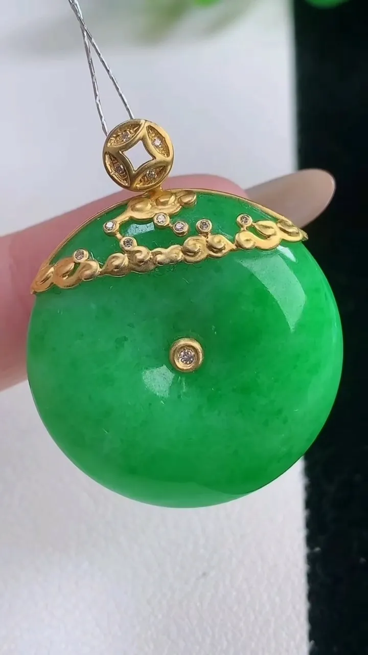 天然A货翡翠平安扣吊坠，尺寸27-8.9，重量:14.62g
11月28日