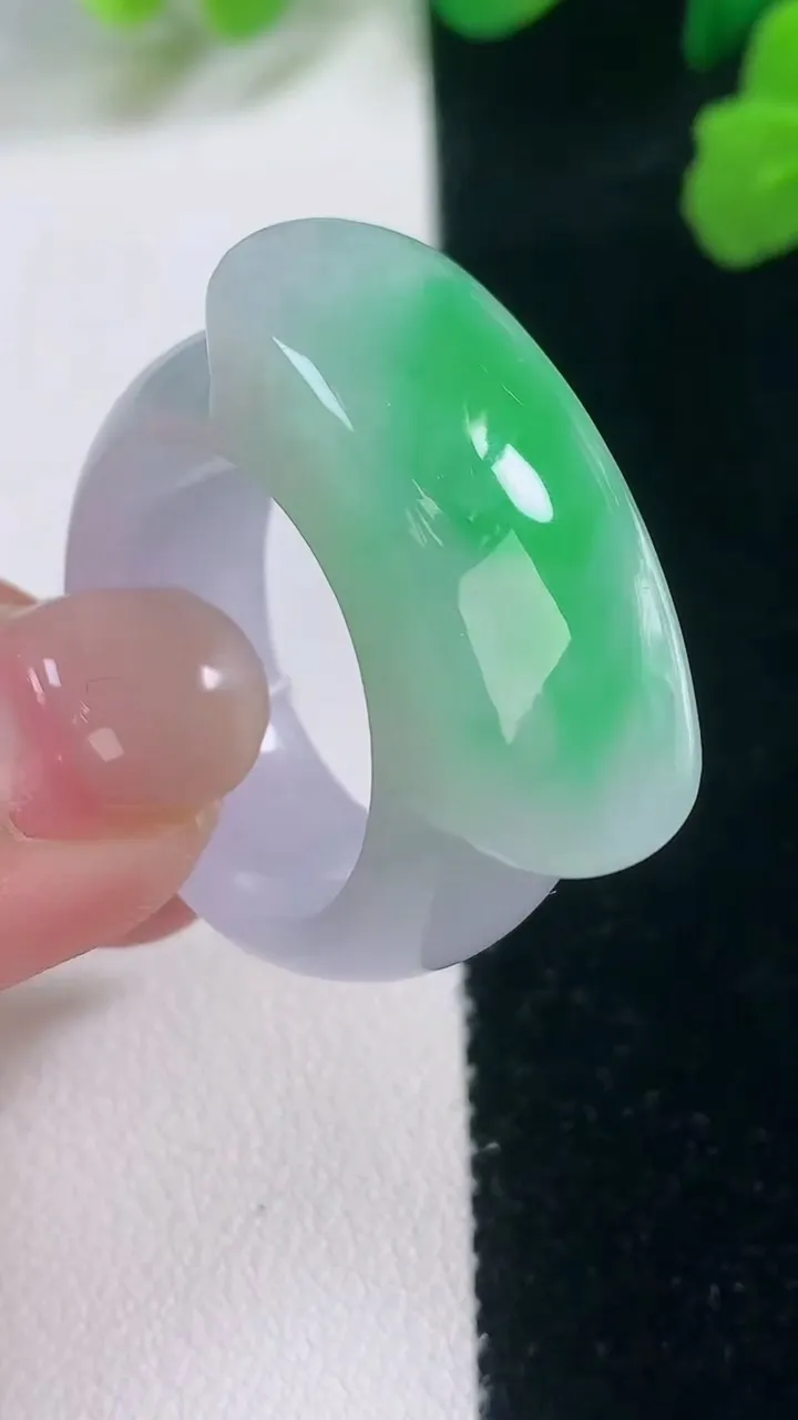 天然A货翡翠马鞍戒指 扳指，尺寸21-12-7.2，重量:15.50g2025年11月28日
工厂直销收藏佳品,种好水足，色泽均匀，有种有色，上手高大气！