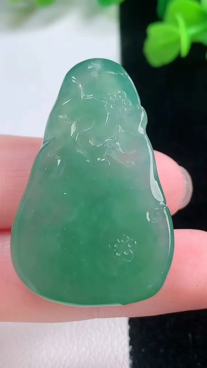 天然A货翡翠梅花鹿吊坠，尺寸38.5-25.2-6.4，重量:11.01g
11月28日
