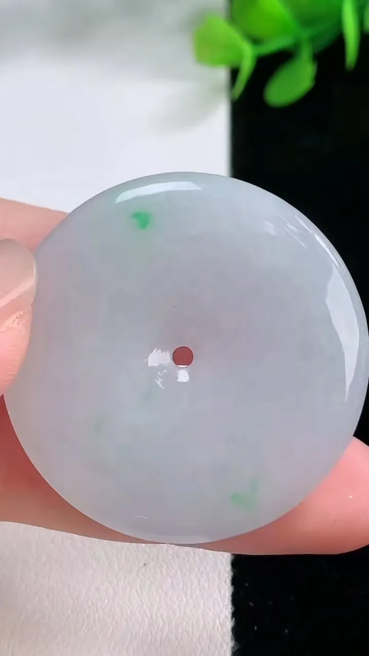 天然A货翡翠平安扣吊坠，尺寸38.3-4.9，重量:16.91g
11月28日