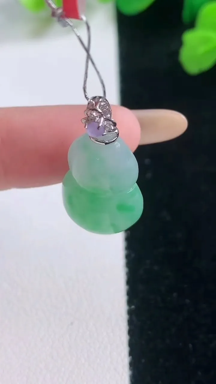 天然A货翡翠葫芦吊坠，尺寸22.8-13-6.5，重量:3.61g
11月28日