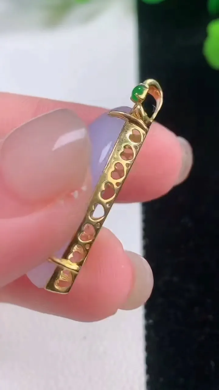 天然A货翡翠18K金紫罗兰随形吊坠，尺寸26-12.8-9.4，重量:4.67g
11月28日