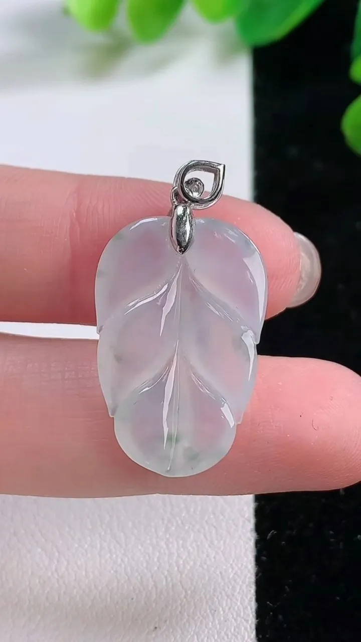 天然A货翡翠种飘花金枝玉叶 叶子吊坠，尺寸 23.7-15-3.3，重:3.45g
11月28日