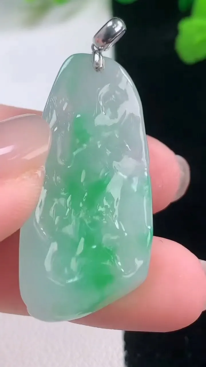 天然A货翡翠原石吊坠，尺寸35-18-6.6，重量:9.45g
11月28日