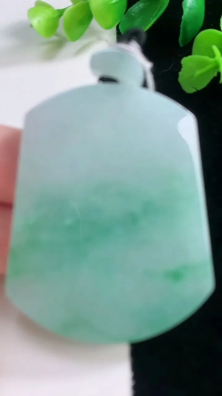 天然A货翡翠无事牌吊坠，尺寸52.7-40.6-5.9，重量:38.34g
11月28日