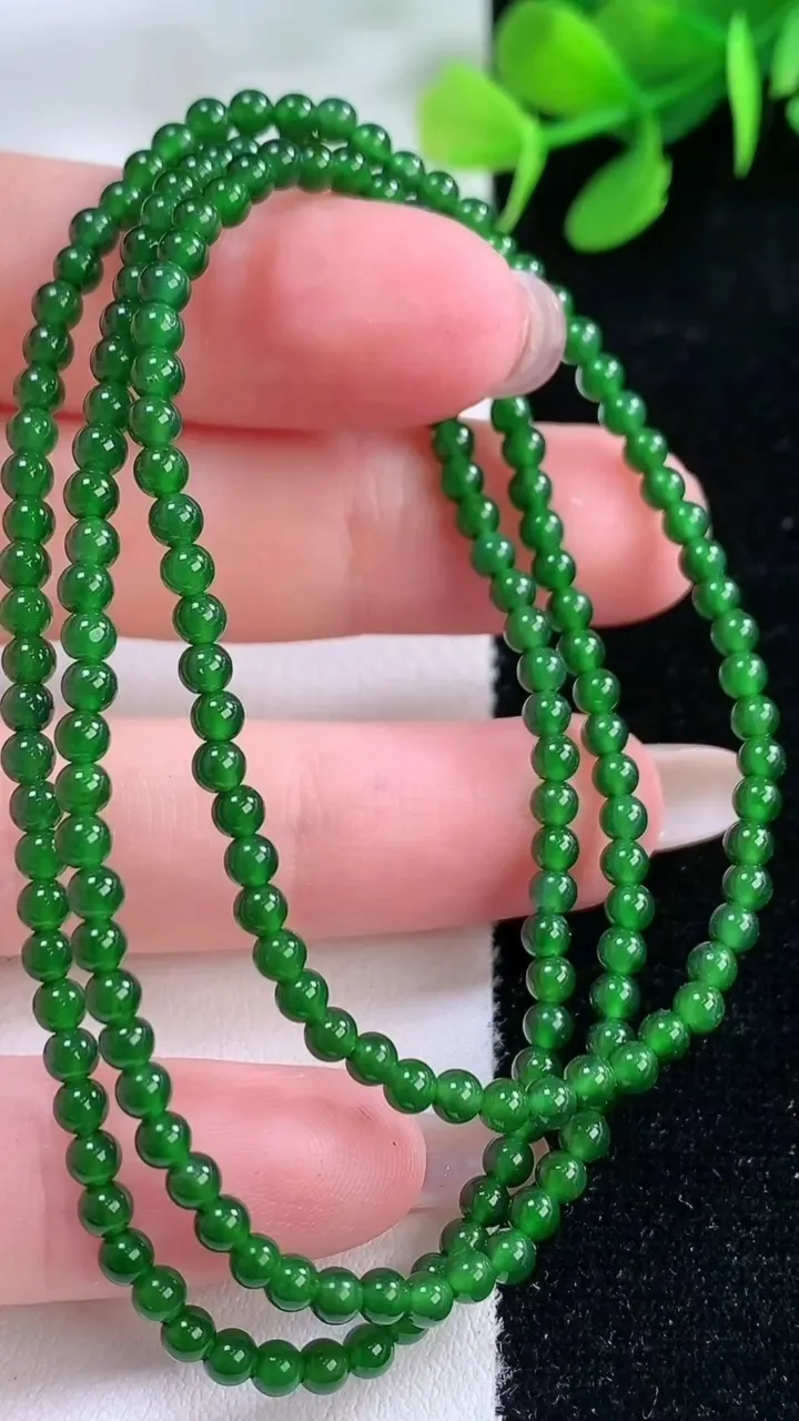 天然A货翡翠小米珠项链，尺寸2.8-178颗，重量:8.99g11月28日
工厂直销收藏佳品,种好水足，色泽均匀，有种有色，上手高大气！