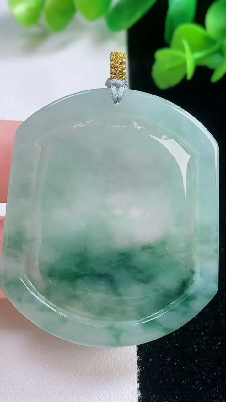 天然A货翡翠冰种飘花龙牌吊坠，尺寸47.7-40.4-4.4，重量:19.26g
11月28日