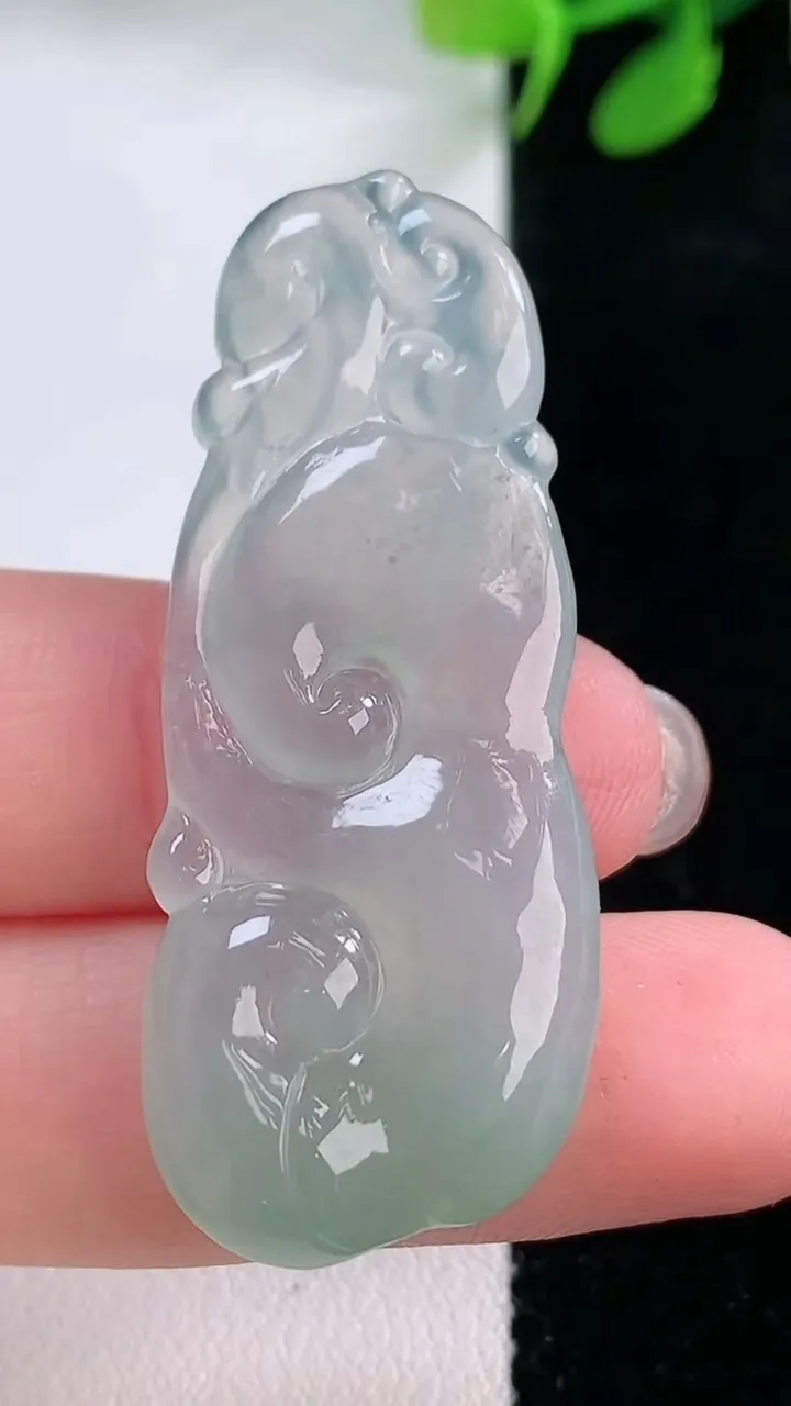 天然A货翡翠如意吊坠，尺寸45.8-19-5.4，重量:9.04g
11月28日