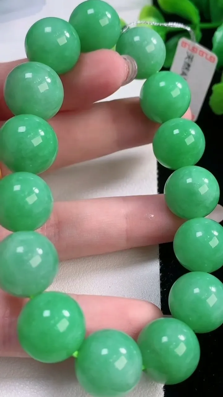 天然A货翡翠圆珠手串，尺寸14-15颗，重量:70.48g11月28日
工厂直销收藏佳品,种好水足，色泽均匀，有种有色，上手高大气！