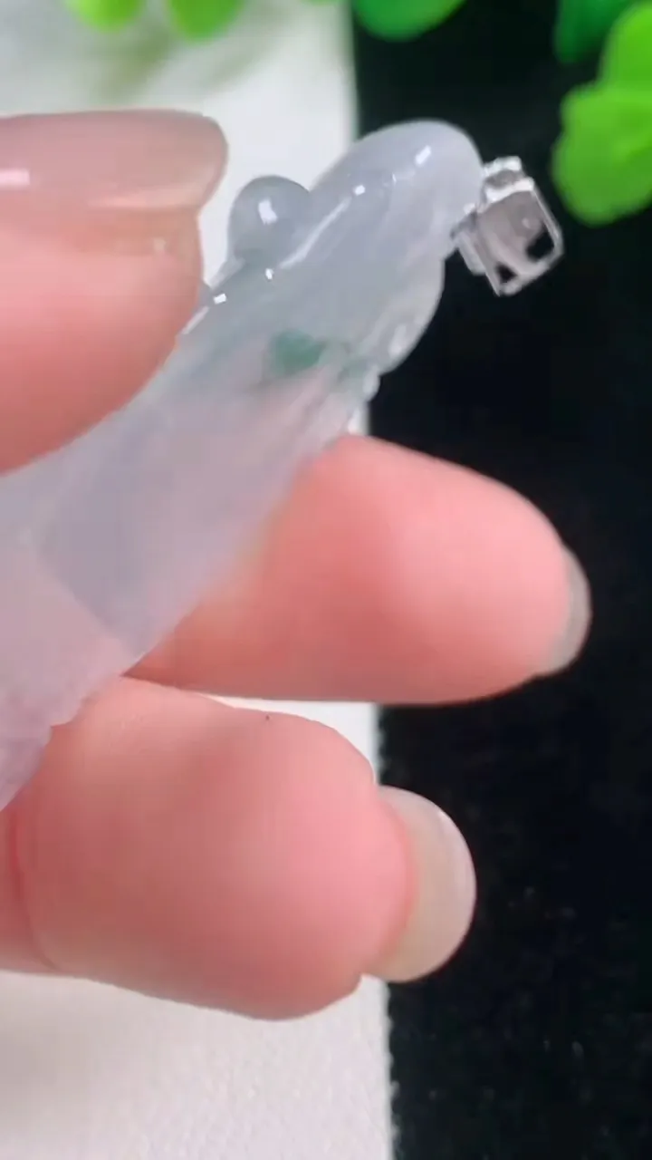 天然A货翡翠种飘花九尾狐吊坠，尺寸49-23.6-5.8，重量:12.32g
11月28日