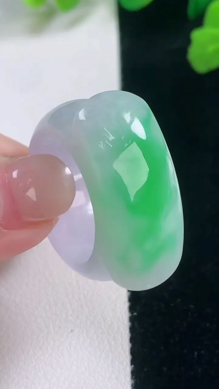 天然A货翡翠马鞍戒指 扳指，尺寸21-12-7.2，重量:15.50g2025年11月28日
工厂直销收藏佳品,种好水足，色泽均匀，有种有色，上手高大气！