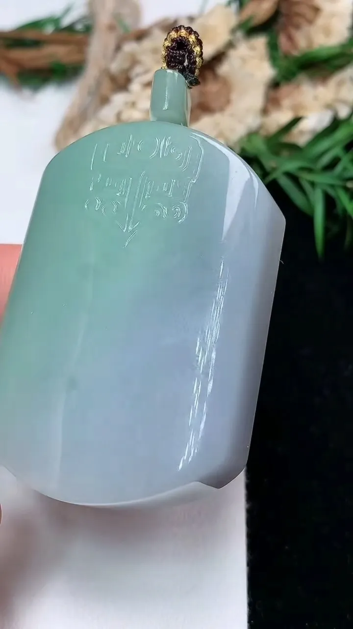 天然A货翡翠仿古无事牌吊坠，尺寸50.8-35.9-13.2，重量:68.89g
11月28日