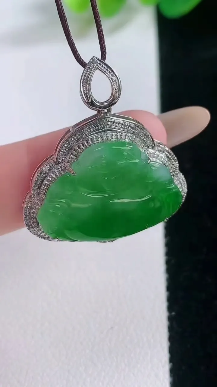 天然A货翡翠佛公吊坠，尺寸30.5-27.2-5.5，裸石17-24重量:4.38g
11月28日