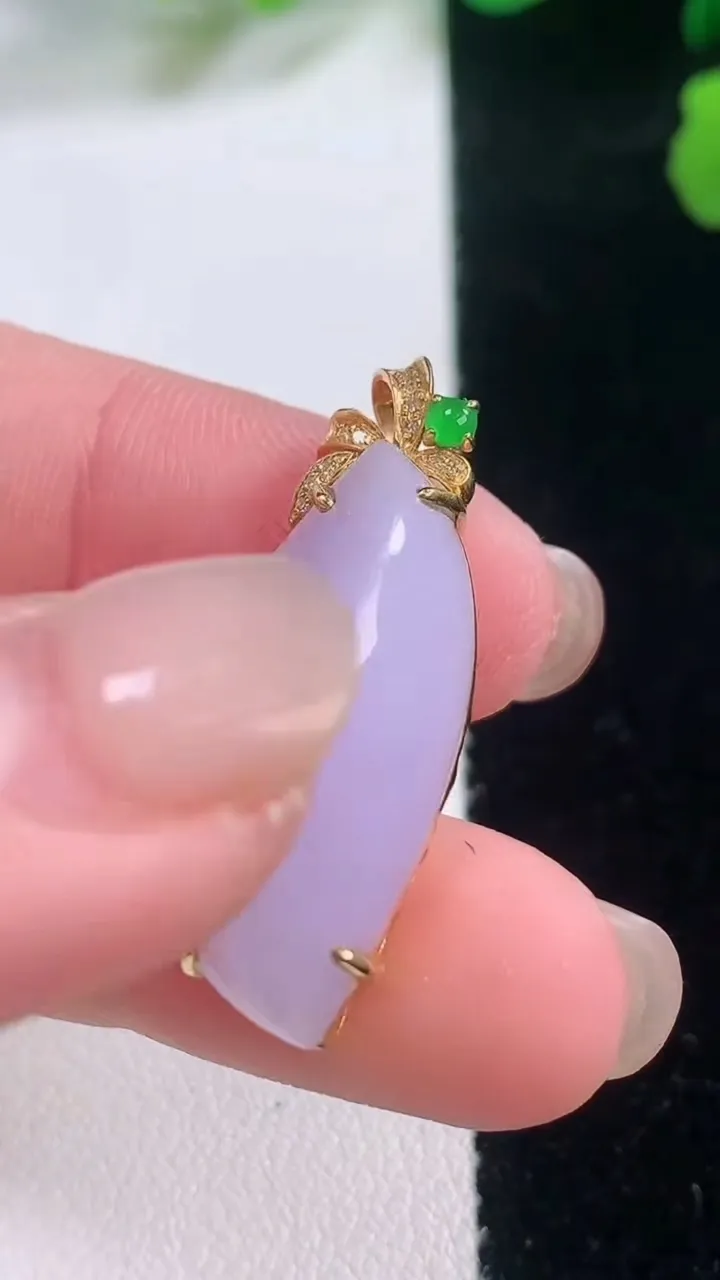 天然A货翡翠18K金紫罗兰随形吊坠，尺寸26-12.8-9.4，重量:4.67g
11月28日