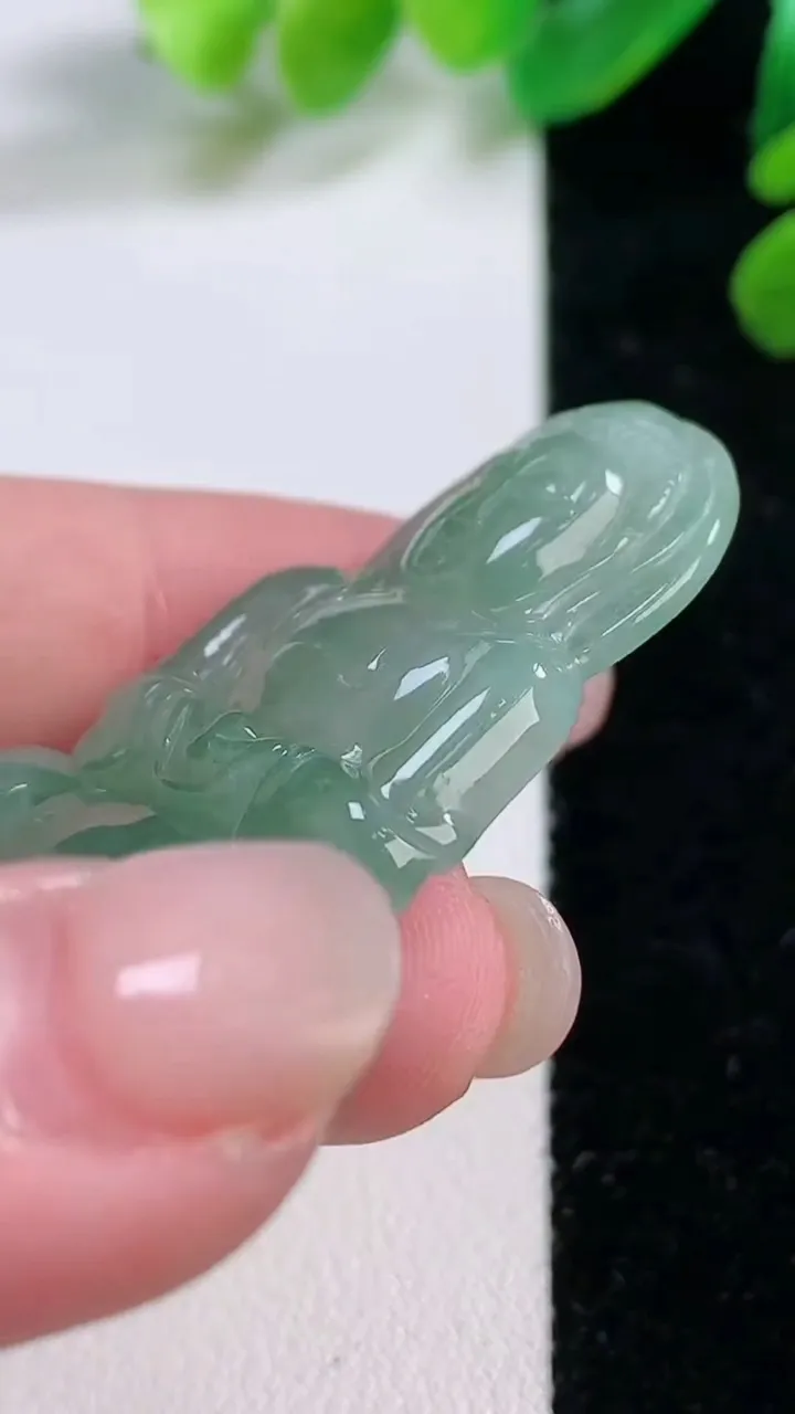 天然A货翡翠观音菩萨吊坠，尺寸 43.7-28.4-4.7，重:10.71g
11月28日