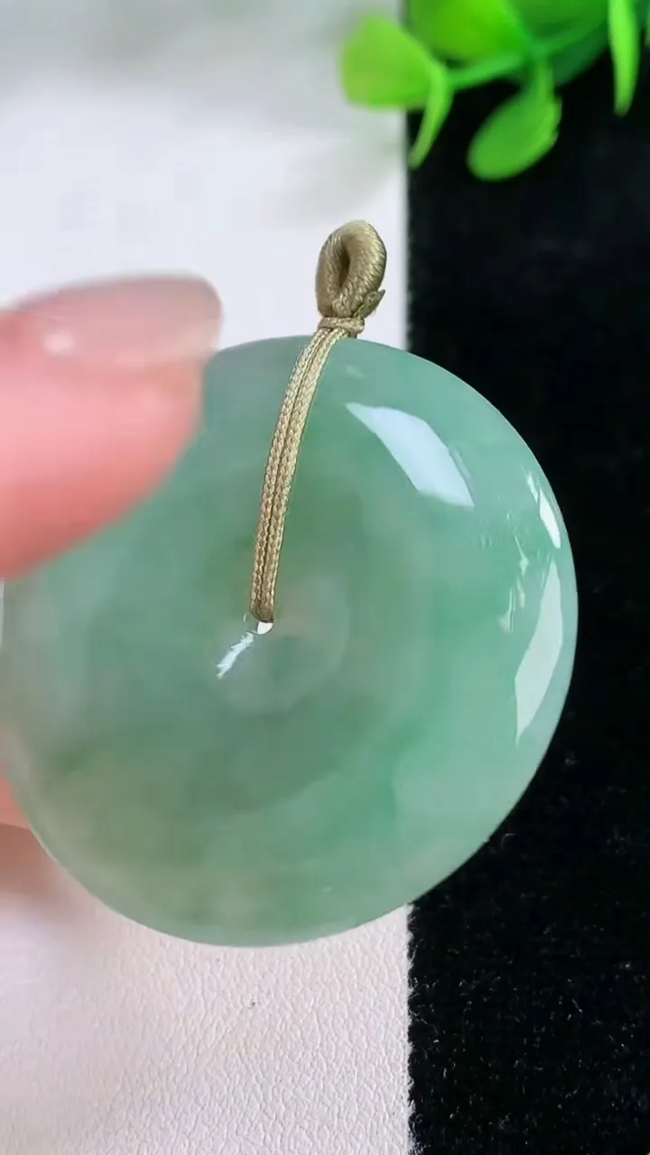 天然A货翡翠平安扣吊坠，尺寸38.3-6.3，重量:21.83g
11月28日