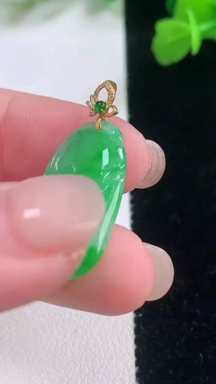 天然A货翡翠如意吊坠，尺寸23-13-2.9，重量:2.11g
11月28日