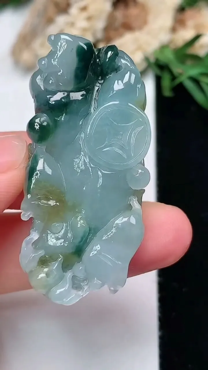 天然A货翡翠双彩貔貅吊坠，尺寸42.2-18.5-11.8，重量:20.02g
11月28日