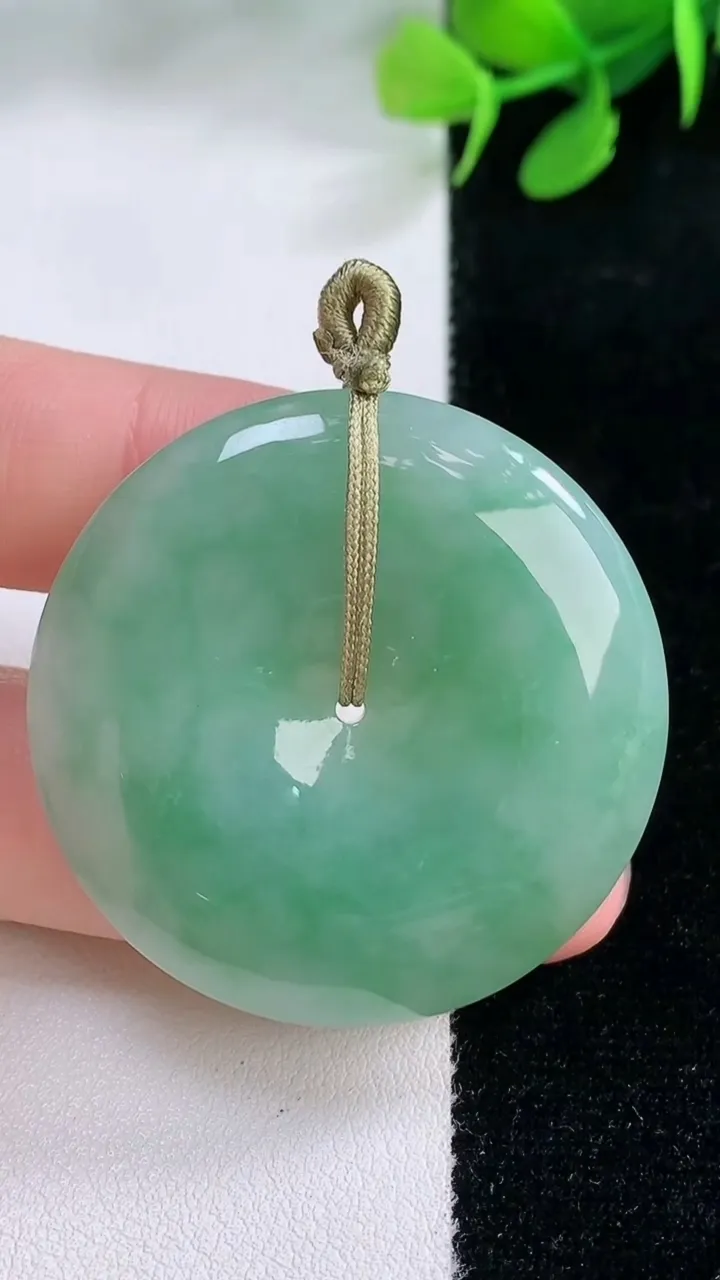 天然A货翡翠平安扣吊坠，尺寸38.3-6.3，重量:21.83g
11月28日