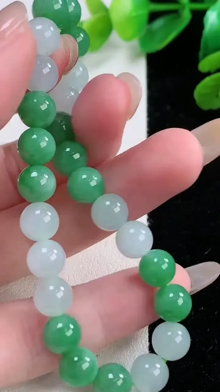 天然A货翡翠圆珠手串，尺寸 6.8-25 颗，重:17.59g11月28日
工厂直销收藏佳品,种好水足，色泽均匀，有种有色，上手高大气！