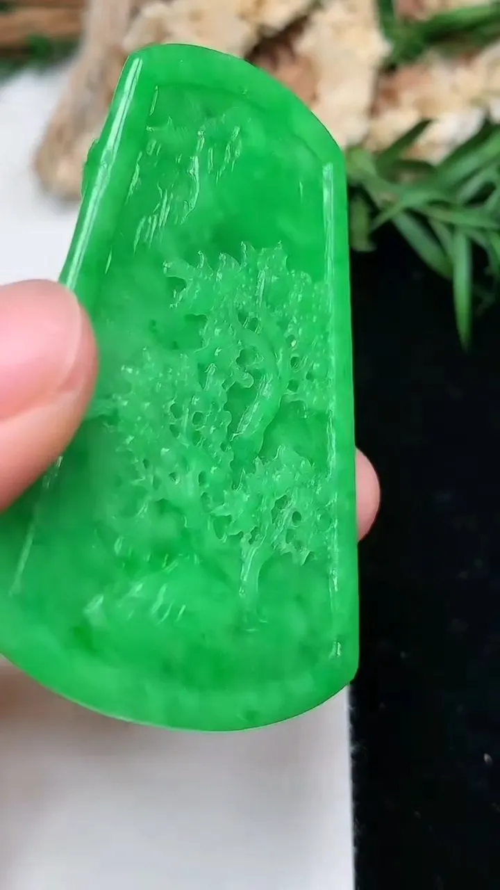 天然A货翡翠山水牌吊坠，尺寸53.6-35.4-5，重量:16.85g
11月28日