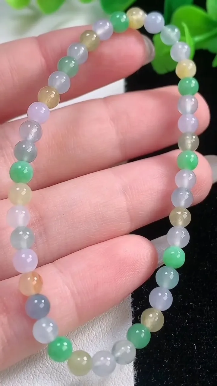 天然A货翡翠种三彩圆珠手串，尺寸4.6-41颗，重量:5.93g11月28日
工厂直销收藏佳品,种好水足，色泽均匀，有种有色，上手高大气！