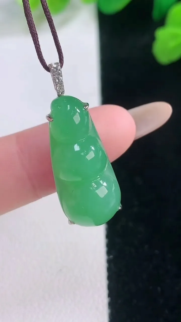 天然A货翡翠福豆吊坠，尺寸23.6-10-7.9，重量:3.96g
11月28日