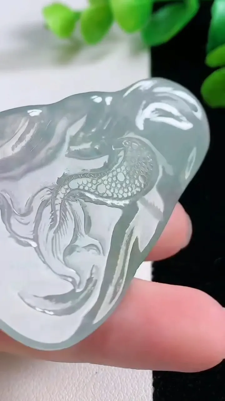 天然A货翡翠祥龙不动明王吊坠，尺寸 57-37.5-5.8，重:22.33g
11月28日