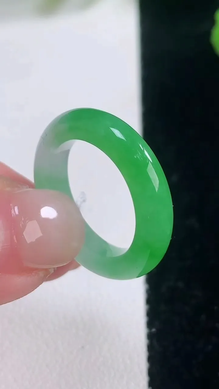 天然A货翡翠指环戒指，尺寸17.8-4.3-3.7，重量:3.59g2025年11月28日
工厂直销