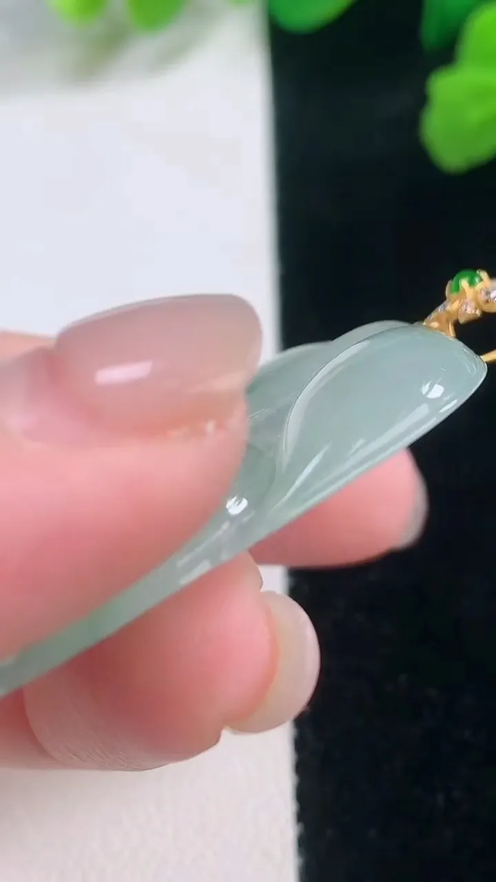 天然A货翡翠金枝玉叶 叶子吊坠，尺寸47.3-30.3-5.2，重量:14.51g
11月28日