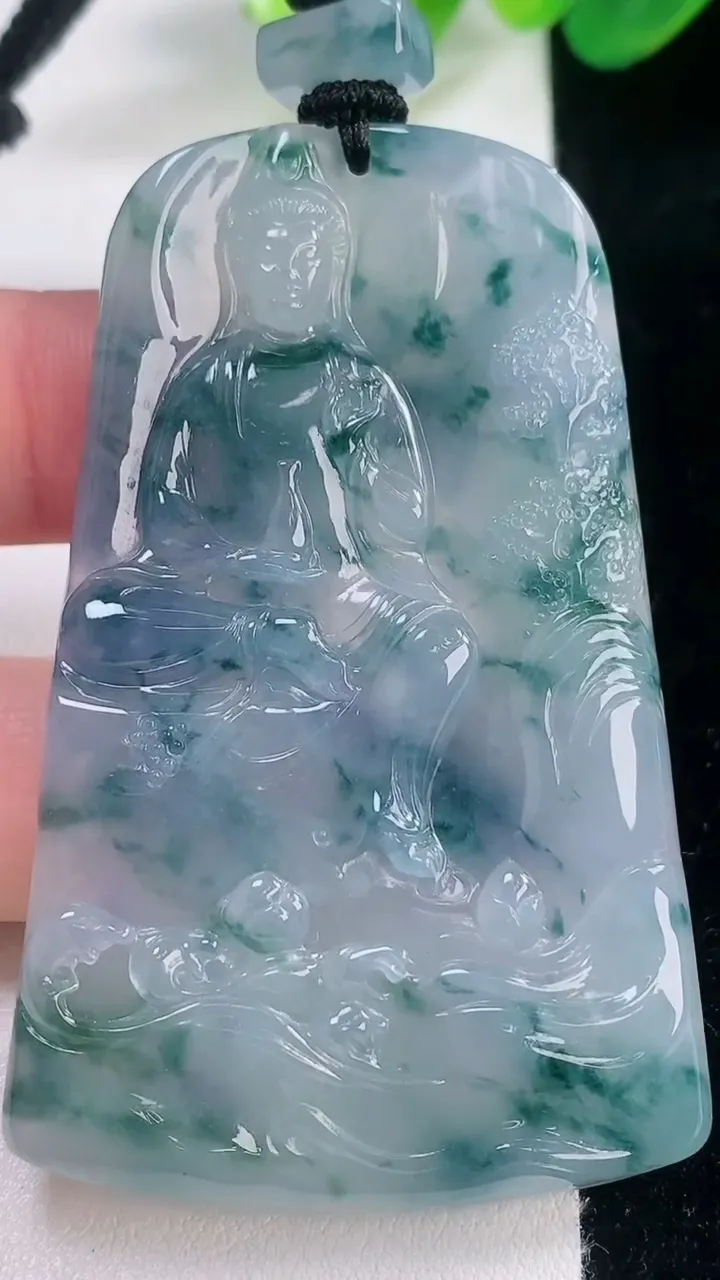 天然A货翡翠种紫罗兰飘花山水观音菩萨吊坠，尺寸62-38.5-5.9，重量:36.76g
11月28