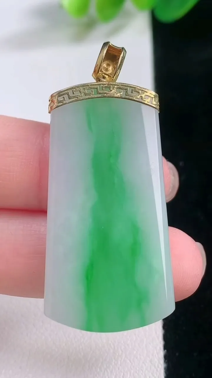 天然A货翡翠无事牌吊坠，尺寸40-25.7-3.8，重量:10.16g
11月28日