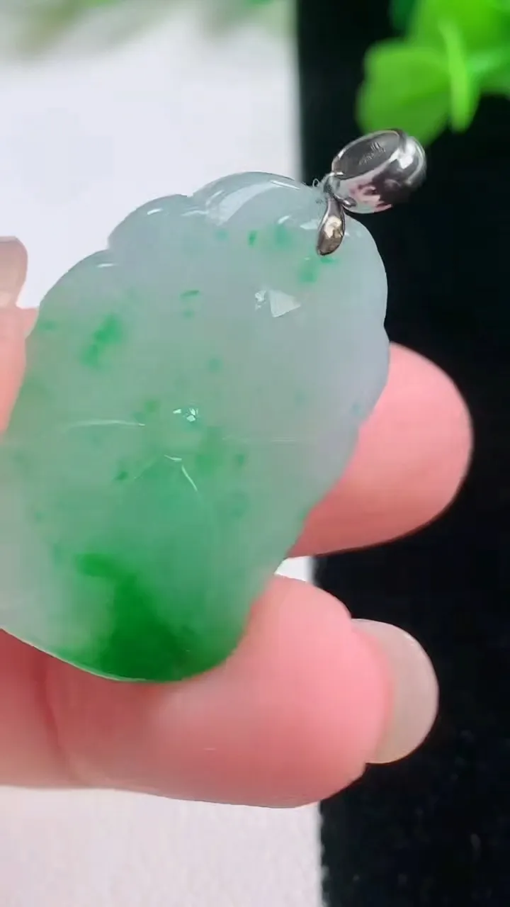 天然A货翡翠荷叶吊坠，尺寸29.5-21-5，重量:7.34g
11月28日