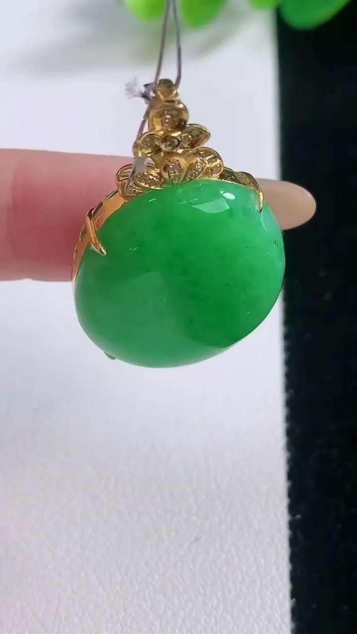天然A货翡翠蛋面吊坠，尺寸33.5-23.6-21-8.5，重量:8.44g
11月28日