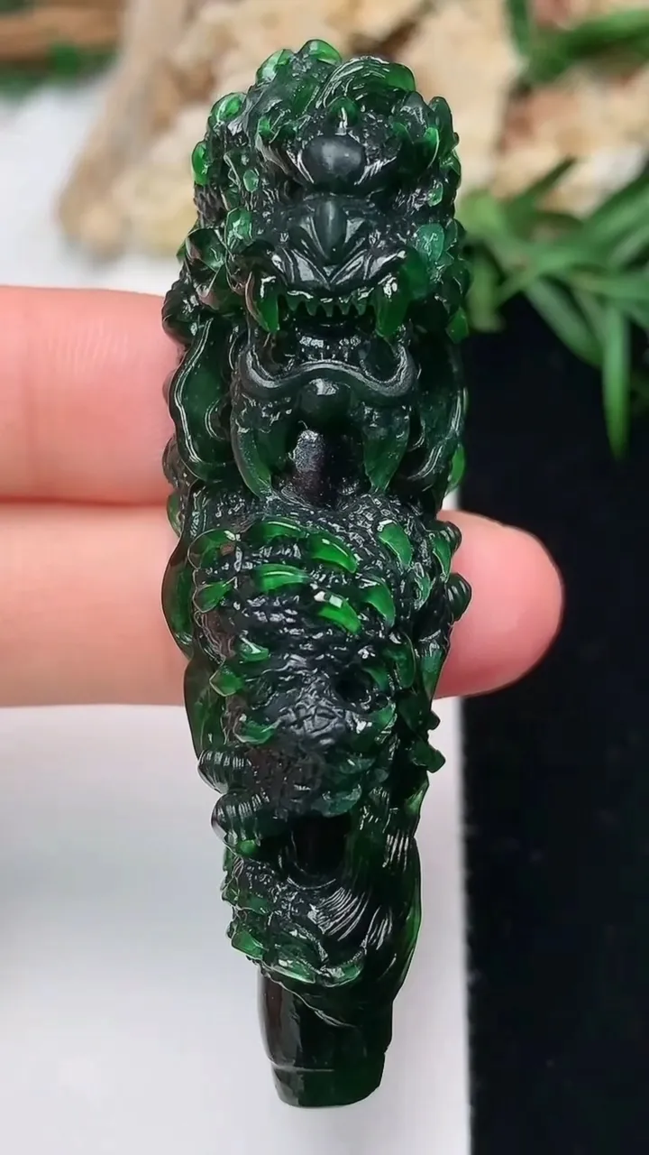 天然A货翡翠龙牌吊坠，尺寸63.9-18.9-19.6，重量:29.16g
11月28日