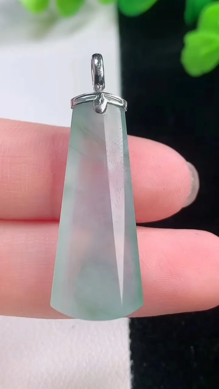 天然A货翡翠无事牌吊坠，尺寸33.2-13-4.8，重量:4.33g
11月28日