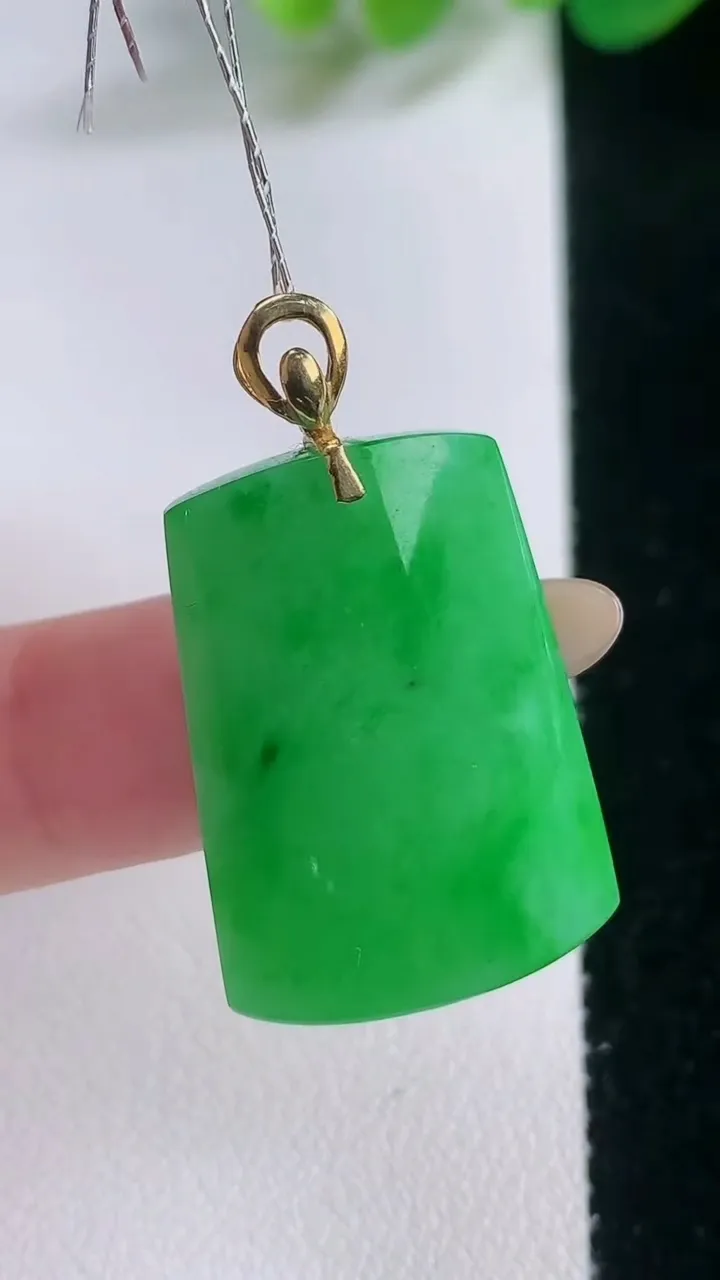 天然A货翡翠无事牌吊坠，尺寸26.2-18.7-5.5，重量:7.38g
11月28日