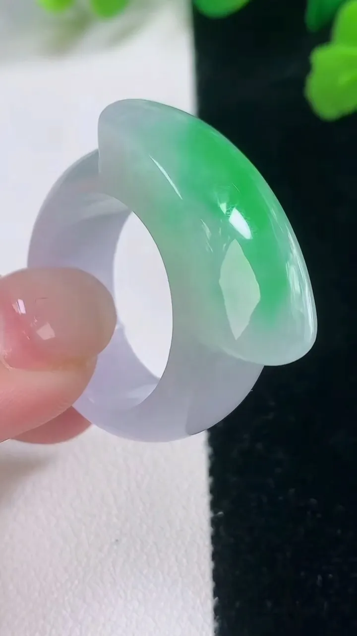 天然A货翡翠马鞍戒指 扳指，尺寸21-12-7.2，重量:15.50g2025年11月28日
工厂直