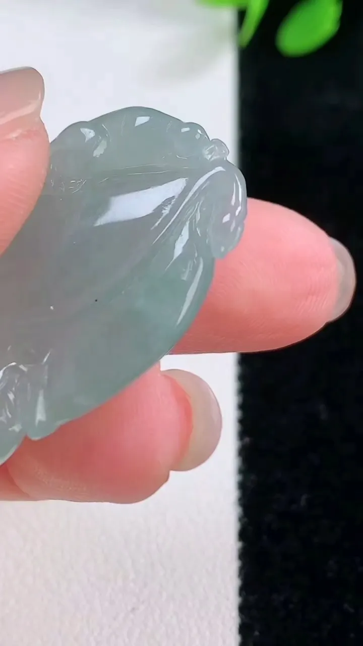 天然A货翡翠玉兰花吊坠，尺寸35-18.8-6.7，重量:7.22g
11月28日