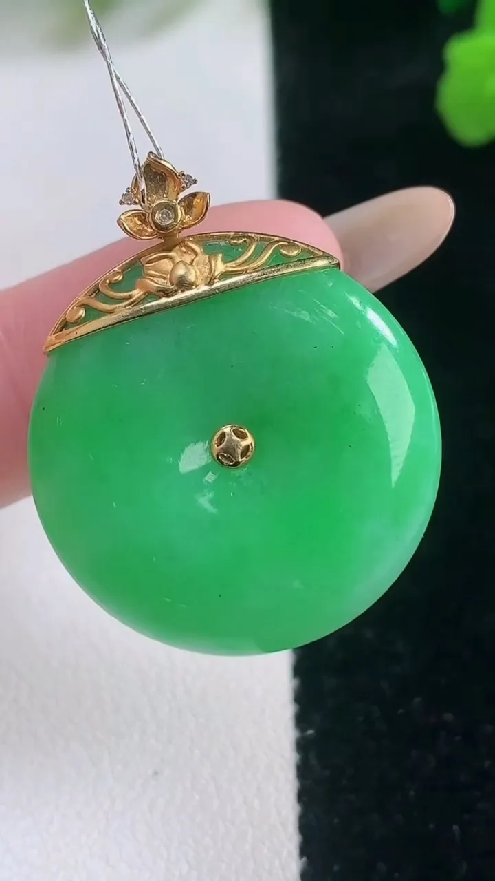 天然A货翡翠平安扣吊坠，尺寸24.7-5.6，重量:8.46g
11月28日