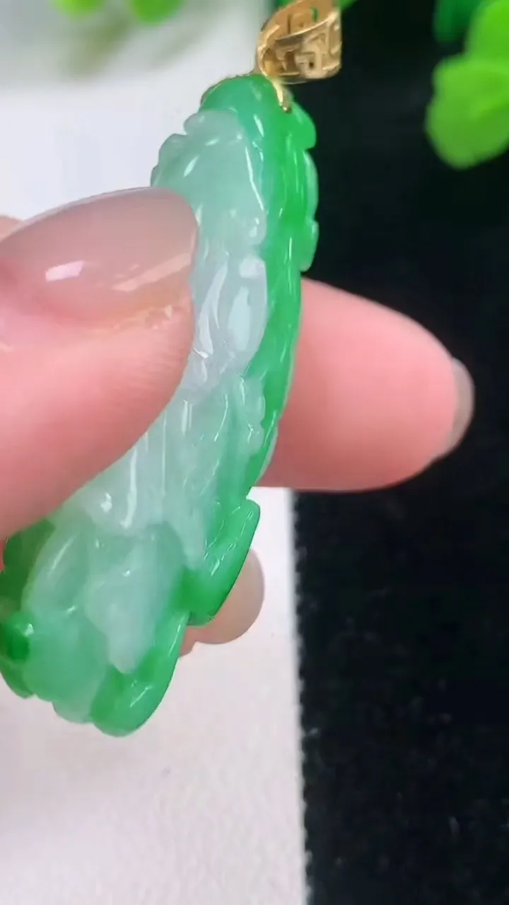 天然A货翡翠白菜吊坠，尺寸42.6-16.8-12，重量:13.78g
11月28日