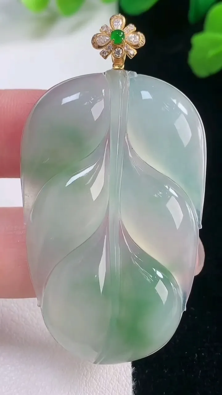 天然A货翡翠金枝玉叶 叶子吊坠，尺寸47.3-30.3-5.2，重量:14.51g
11月28日