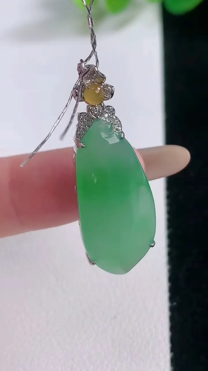 天然A货翡翠福瓜吊坠，尺寸35-26.2-12.2-7，重量:3.83g
11月28日